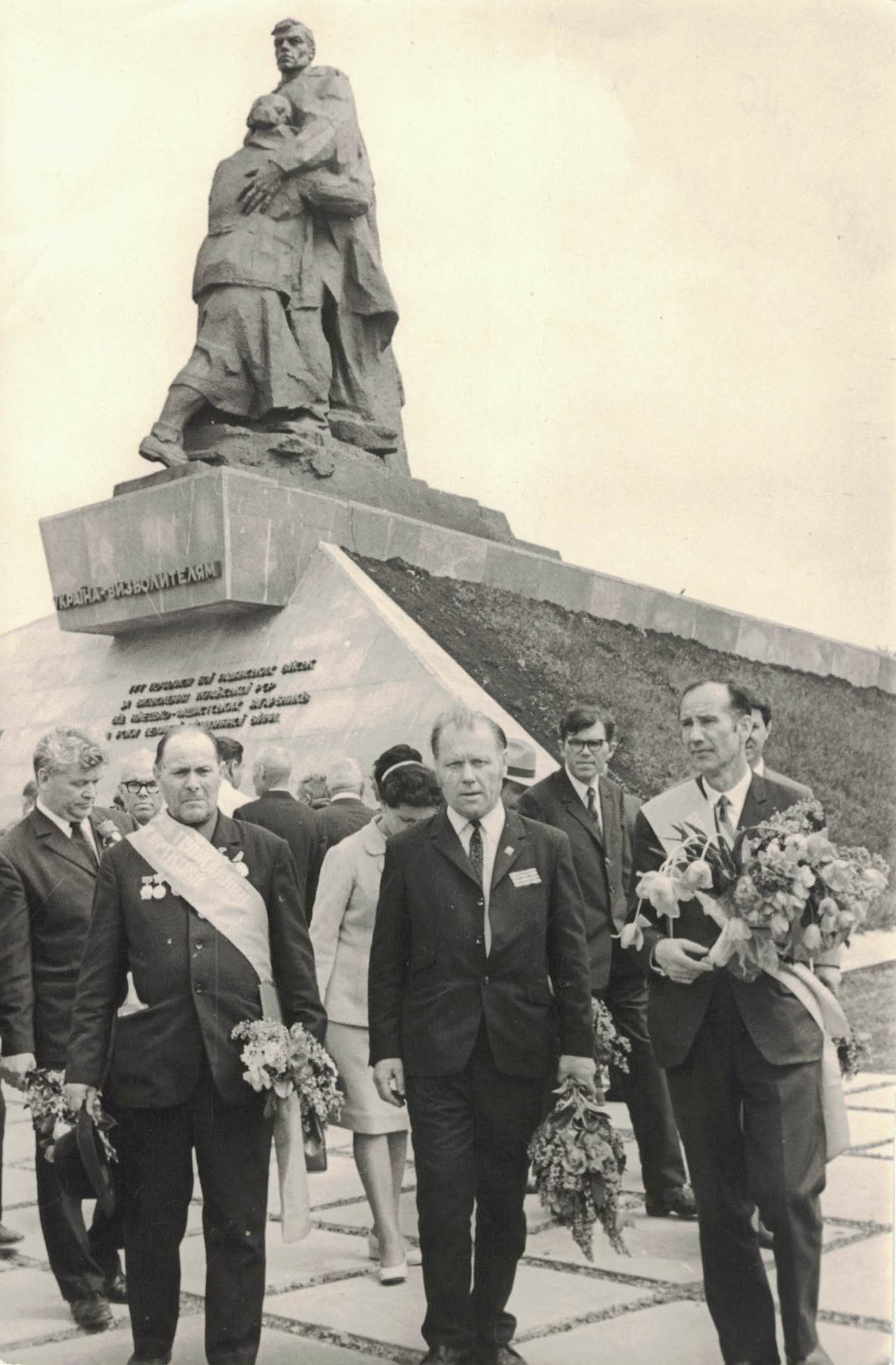 п. Меловое, Луганская область. 1973 г. Крайний слева М.И. Суетнов